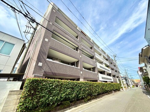 複数階の集合住宅の外観周囲に植栽がある環境