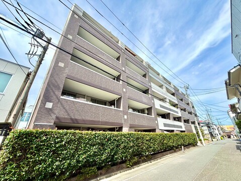 複数階建ての集合住宅の外観と街並み