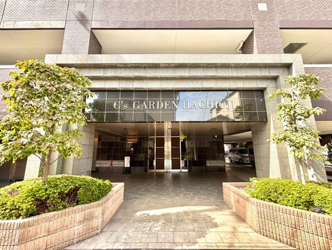 植栽があるマンションのエントランス正面外観です
