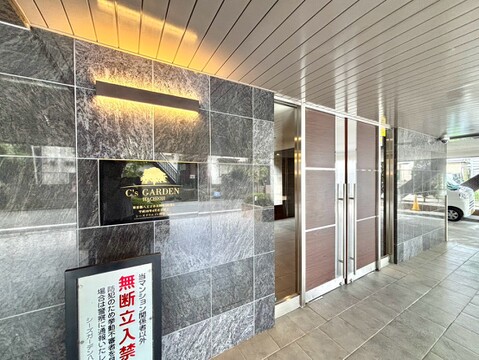 建物のエントランス付近の様子が写っています