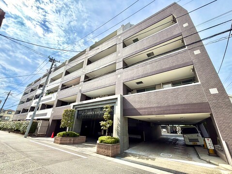 多階建ての集合住宅の外観写真です