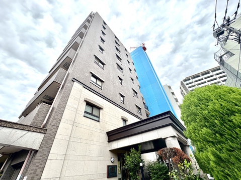 高層マンションの外観、都市部の立地が特徴です