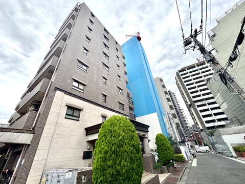 複数階建ての高層住宅の外観写真です