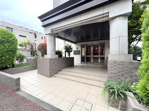 建物の入口付近の外観とエントランスが見える写真です