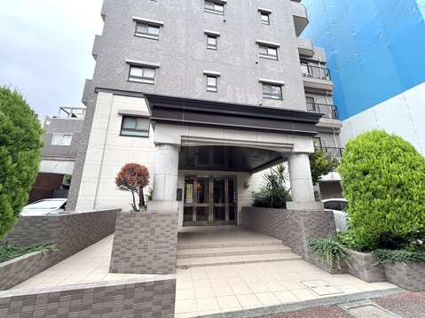 建物入口付近の外観とエントランス周りの様子