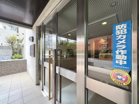 建物入口のガラスドアと防犯カメラ設置の様子