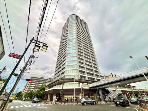 高層マンションの外観と周辺の交通状況がわかる写真です
