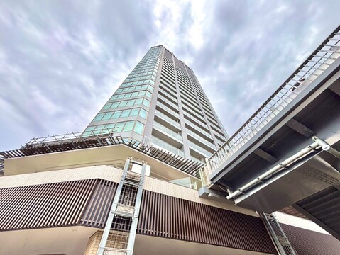 高層のマンション外観周辺に高架道路あり