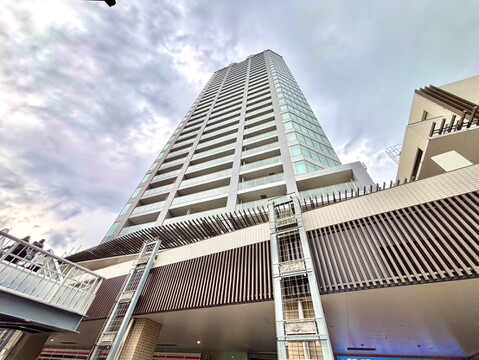 高層のマンション外観、周囲に高い建物が見える