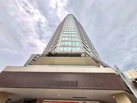高層マンションの外観、都市型の立地を示す建物です