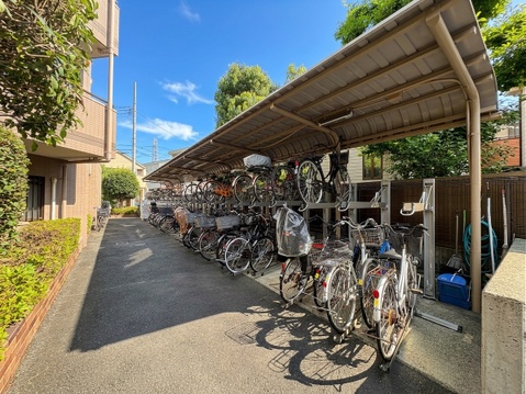 建物敷地内の屋根付き駐輪場です