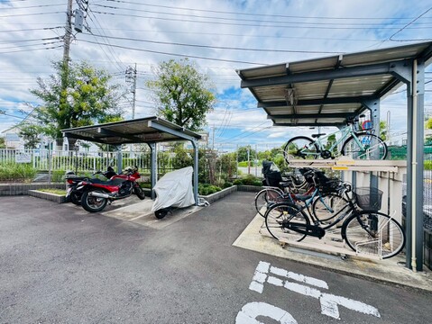 敷地内の駐輪場とバイク置き場の様子です