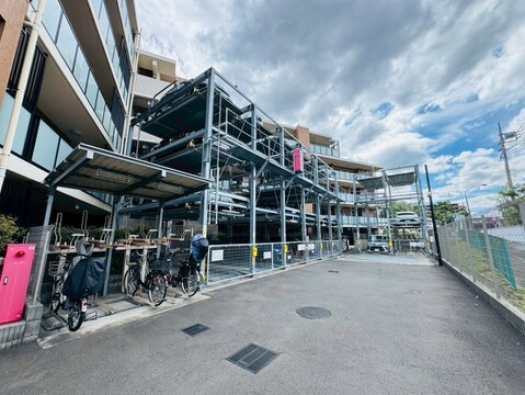 屋外にある立体駐車場の様子です