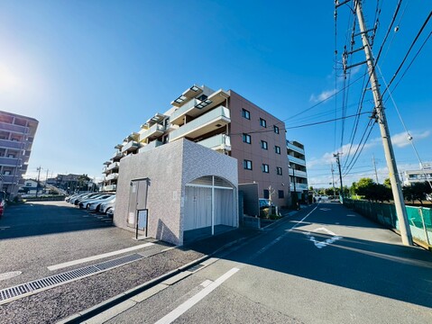 マンションの複数階建て外観、周辺は住宅街