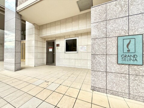 石張りの壁と床が特徴的な建物のエントランス