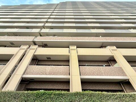 高層マンションの外観、建物構造が見える写真です