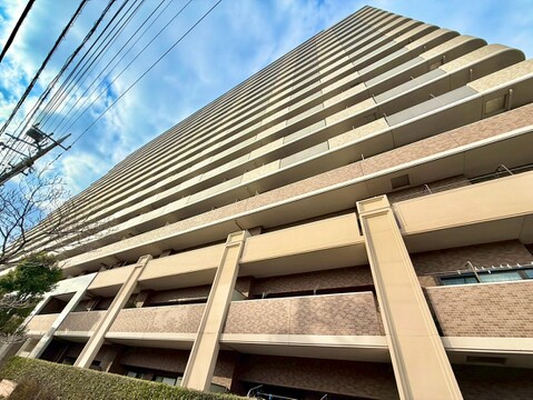 高層マンションの外観、複数階の構造が見える