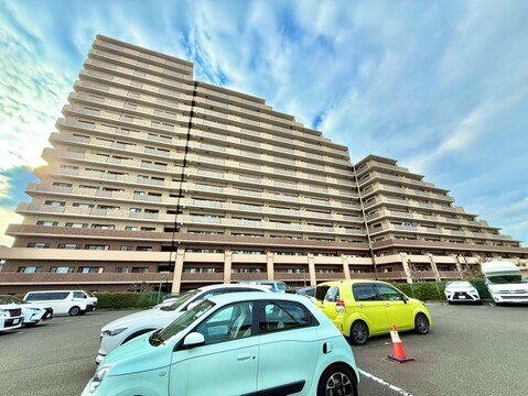 複数階層からなる大規模マンションの外観と駐車スペース