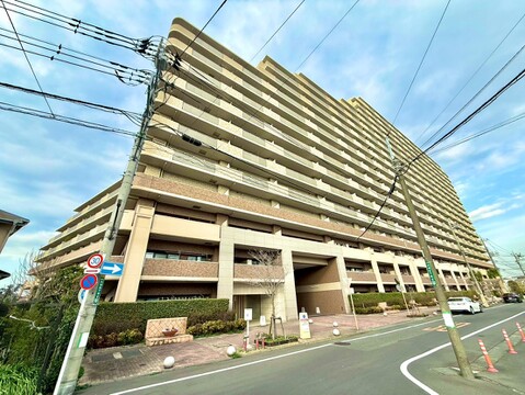 多層階の集合住宅の外観写真です