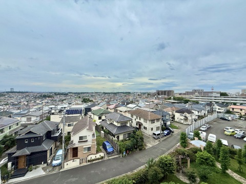 高台から見渡せる住宅街の眺望です