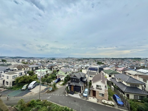 高台からの眺望が楽しめる住宅街の様子です