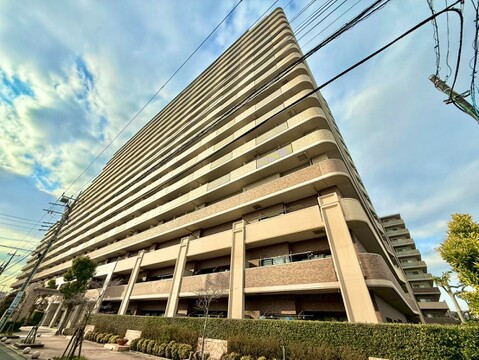 多階建ての集合住宅の外観写真です