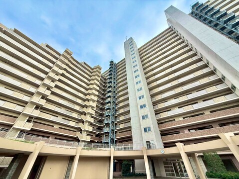 高層マンションの外観ベランダが多く、開放感がある