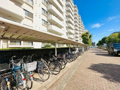 マンション外観と屋根付き自転車置き場の様子