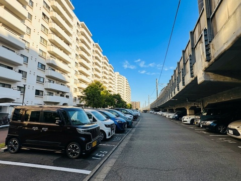 マンション駐車場の様子両側に車が並ぶ