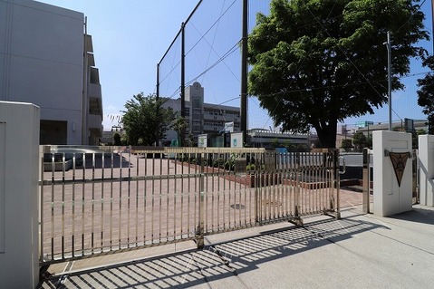 横浜市立市場小学校　距離約850m