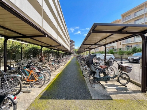屋根付きの自転車置き場が整備された共有スペース