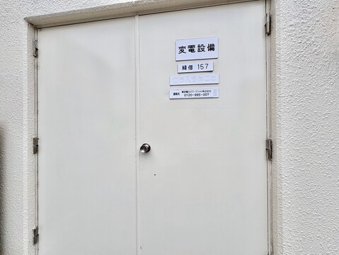 建物の管理用扉が写った写真です