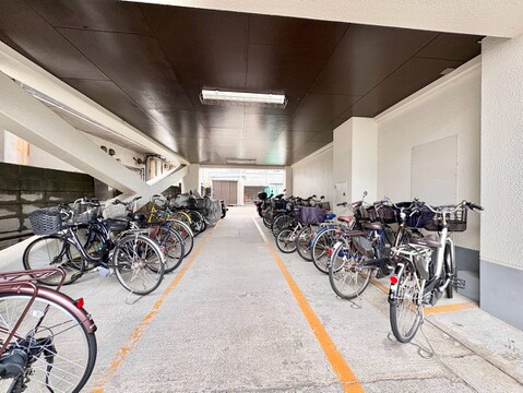 屋根付き駐輪場がある集合住宅の自転車置き場
