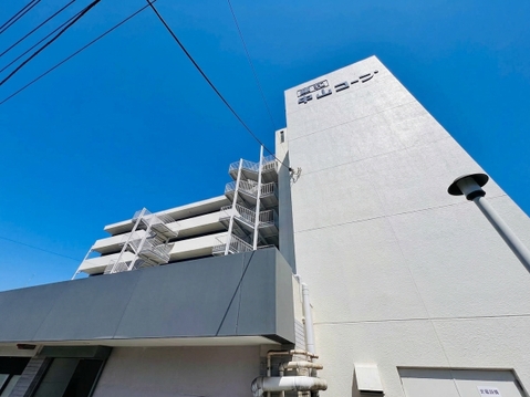 白い外壁が特徴の高層マンション外観です