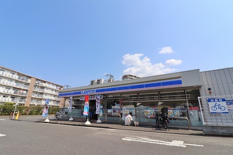 ローソン　上鶴間本町五丁目店　距離約140m