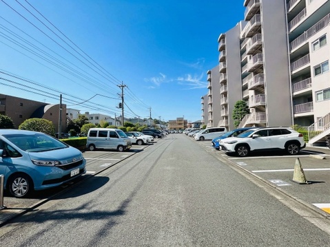 建物沿いの道路と周辺の駐車スペース