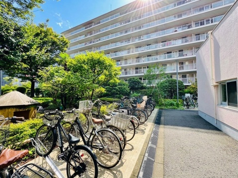 植栽と駐輪スペースのある建物周辺