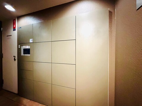 エレベーターの扉と操作盤がある共用部