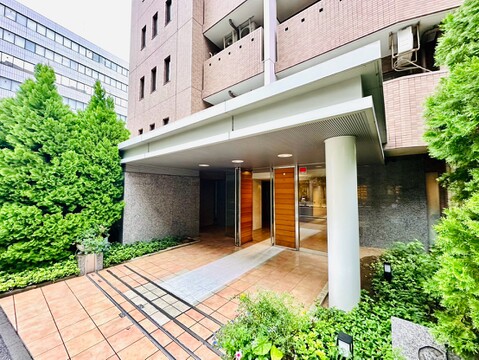 植栽に囲まれたマンションのエントランス