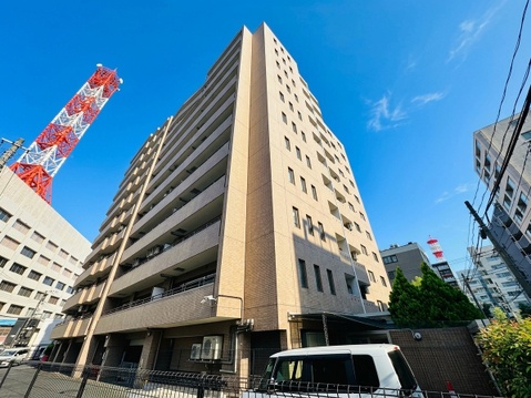 高層の外観と建物前の道路