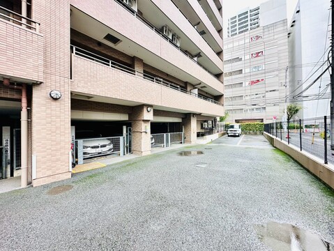 建物沿いの舗装された通路と周辺の建物