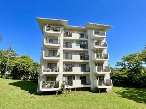 緑地に面した集合住宅の外観
