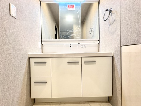 洗面台と鏡を備えた洗面スペース