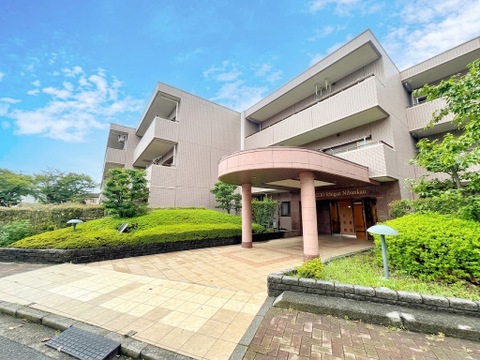 植栽に囲まれた建物のエントランス外観