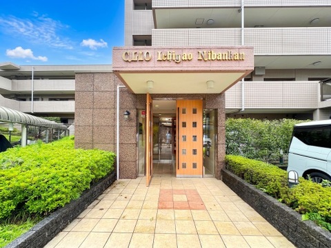 植栽に囲まれた建物エントランス