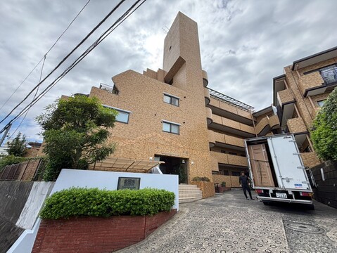 道路に面した集合住宅の外観