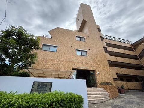 植栽のある集合住宅の外観