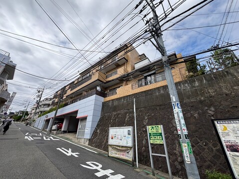 道路沿いに立つ中層集合住宅の外観