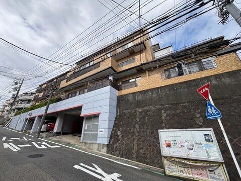 道路沿いに立つ集合住宅の外観