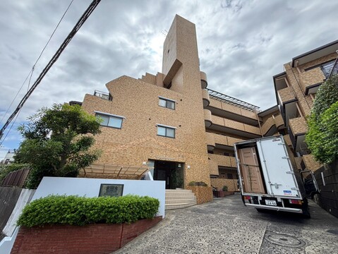外観と前面道路、駐車スペースの様子